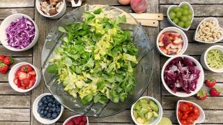 Eine Salatschüssel mit Obst und Gemüse
