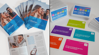 Die blauen Broschüren "Leben im Griff" und das Kartenspiel "Play or die dumb"