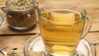 Fencheltee in einer Glastasse