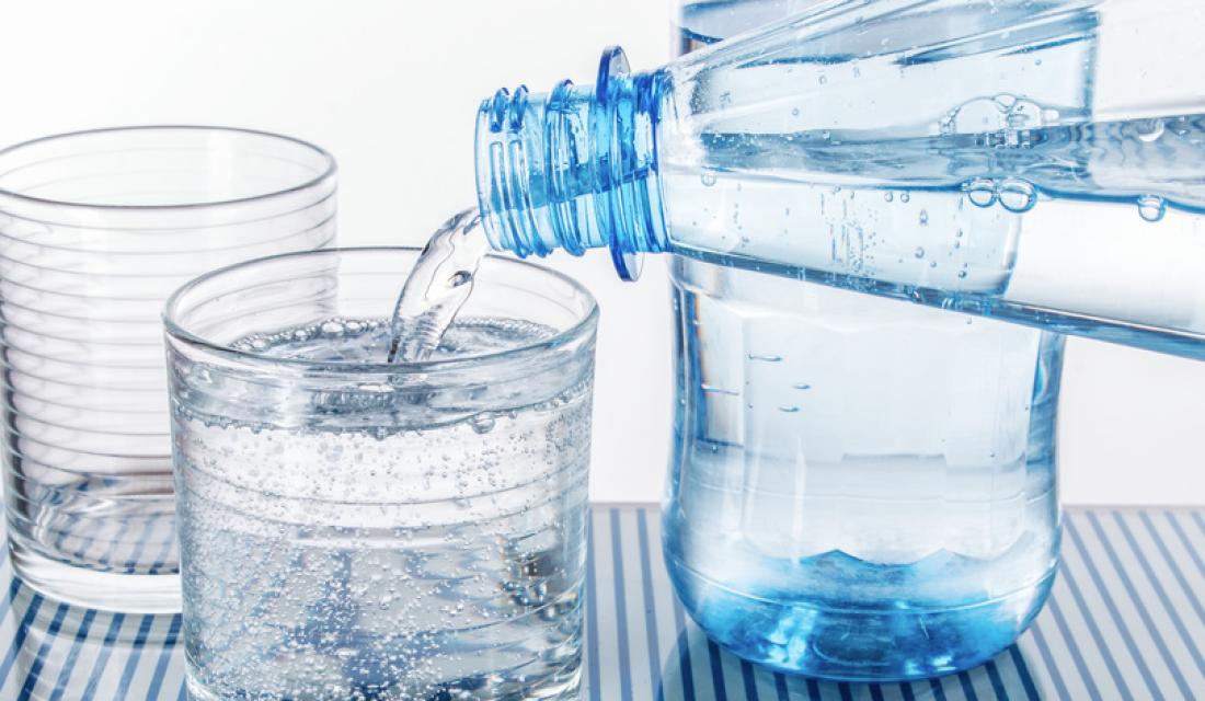 Mineralwasser Quellwasser Tafelwasser Und Co Verbraucherzentrale De
