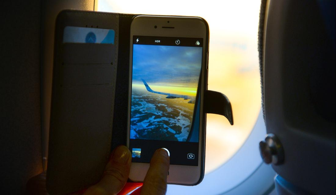 Handy Im Flugzeug Flugmodus Schützt Vor Kostenfalle An Bord Verbraucherzentrale De