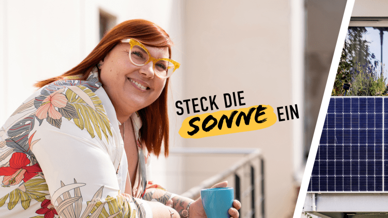 Links lächelnde Frau, rechts ein Balkonkraftwerk, Slogan "Steck die Sonne ein" in der Mitte